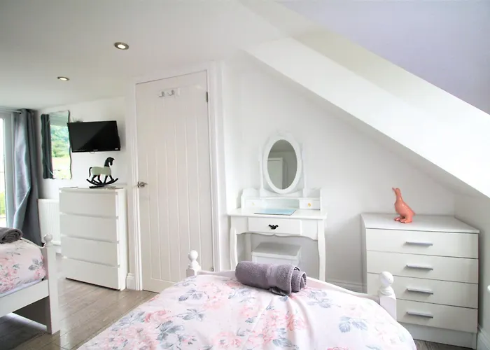 3 Bedrooms 2 Bath Cottage Balcony Garden Dogs Free