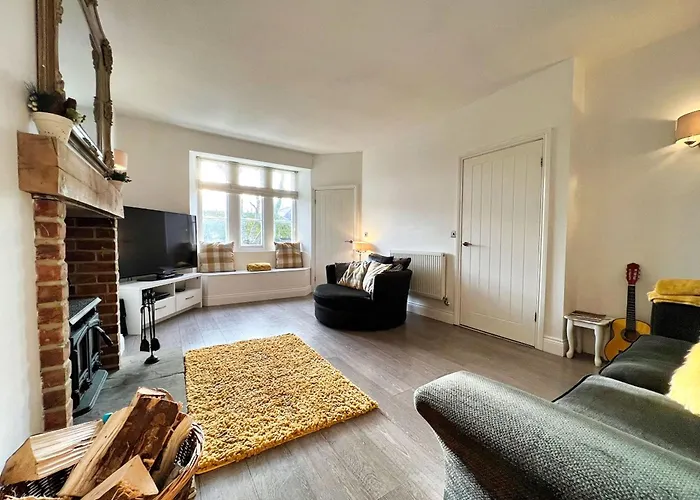 3 Bedrooms 2 Bath Cottage Balcony Garden Dogs Free