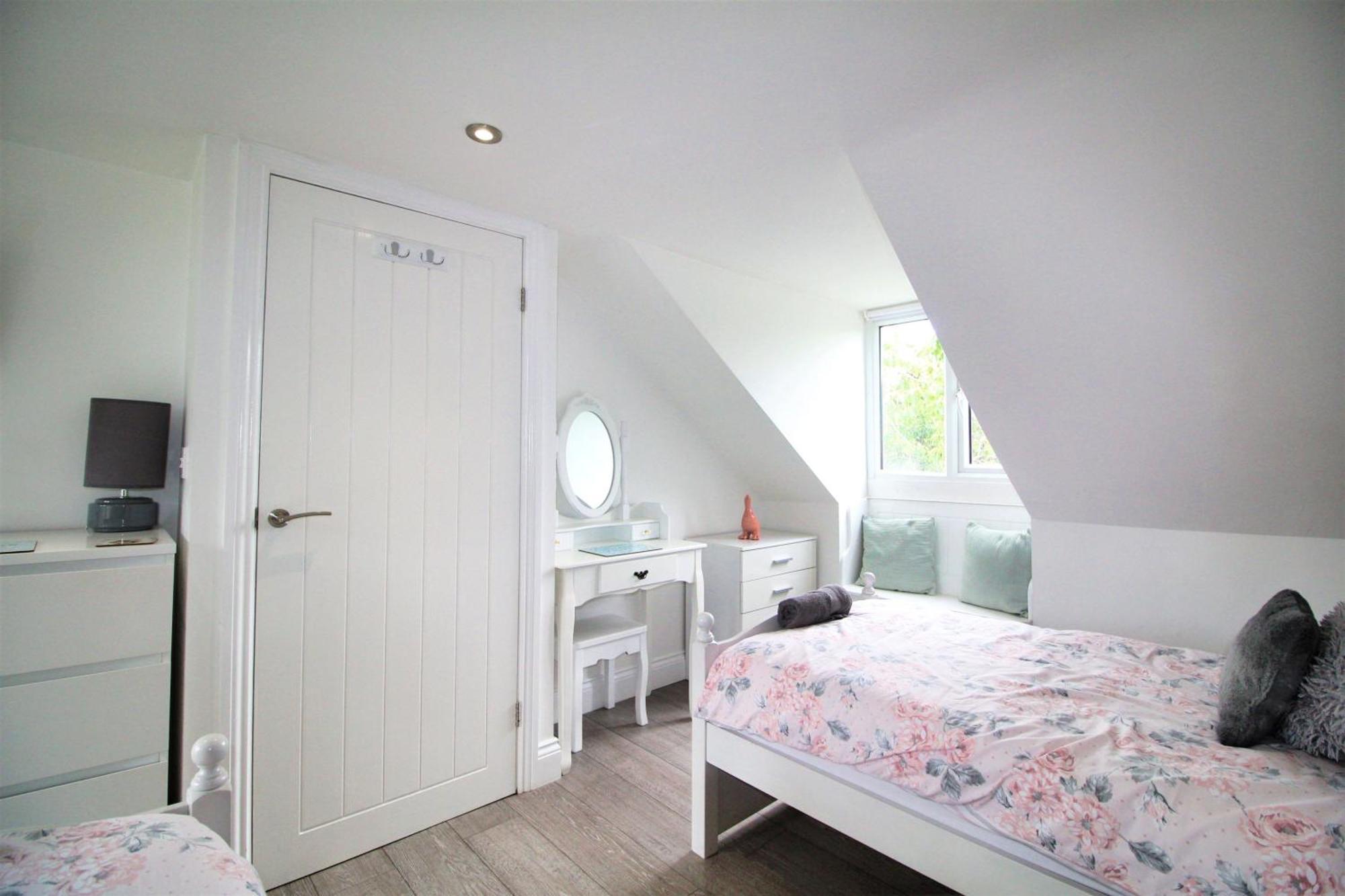 3 Bedrooms 2 Bath Balcony Garden Dogs Free *