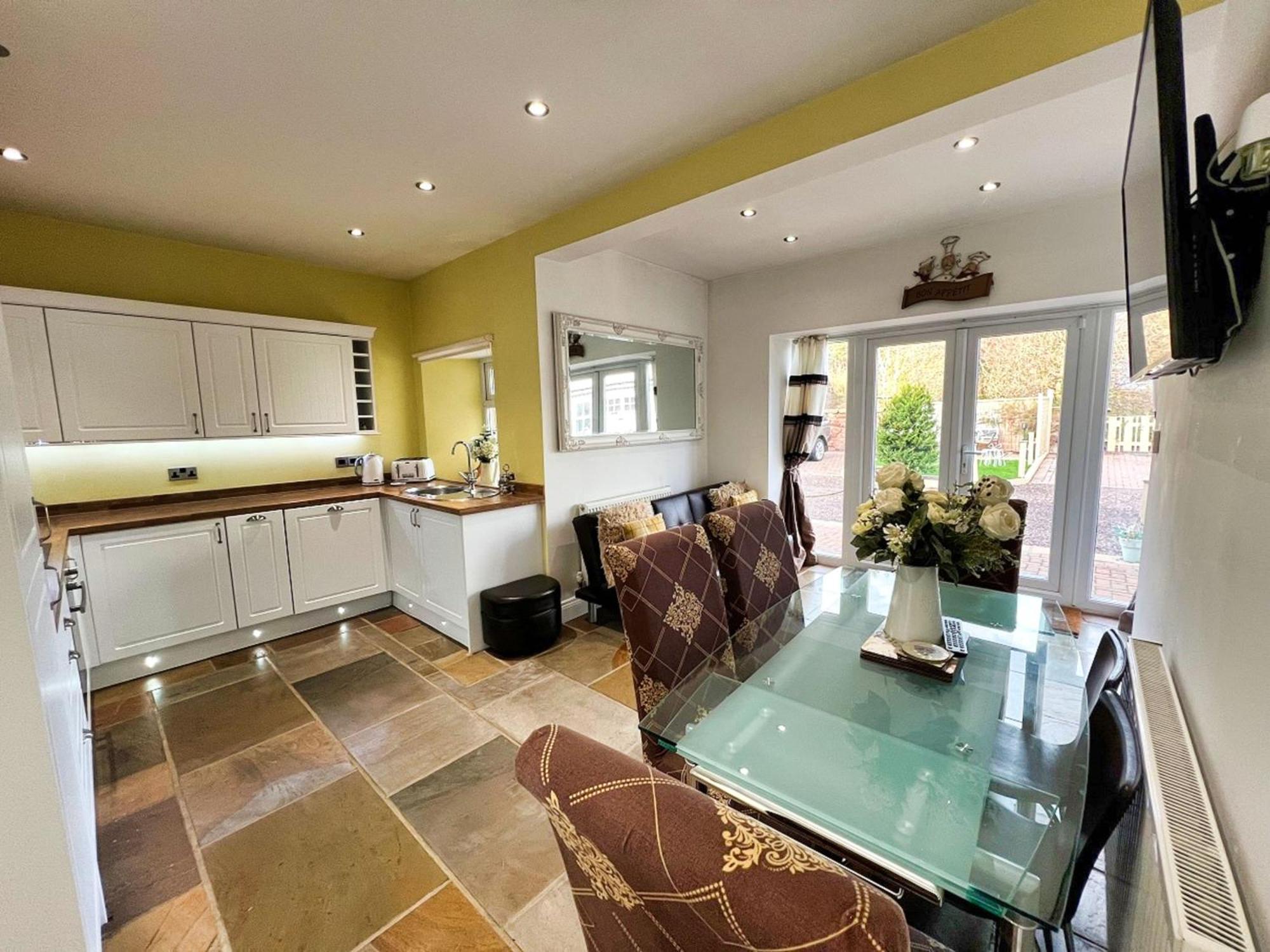 3 Bedrooms 2 Bath Balcony Garden Dogs Free *