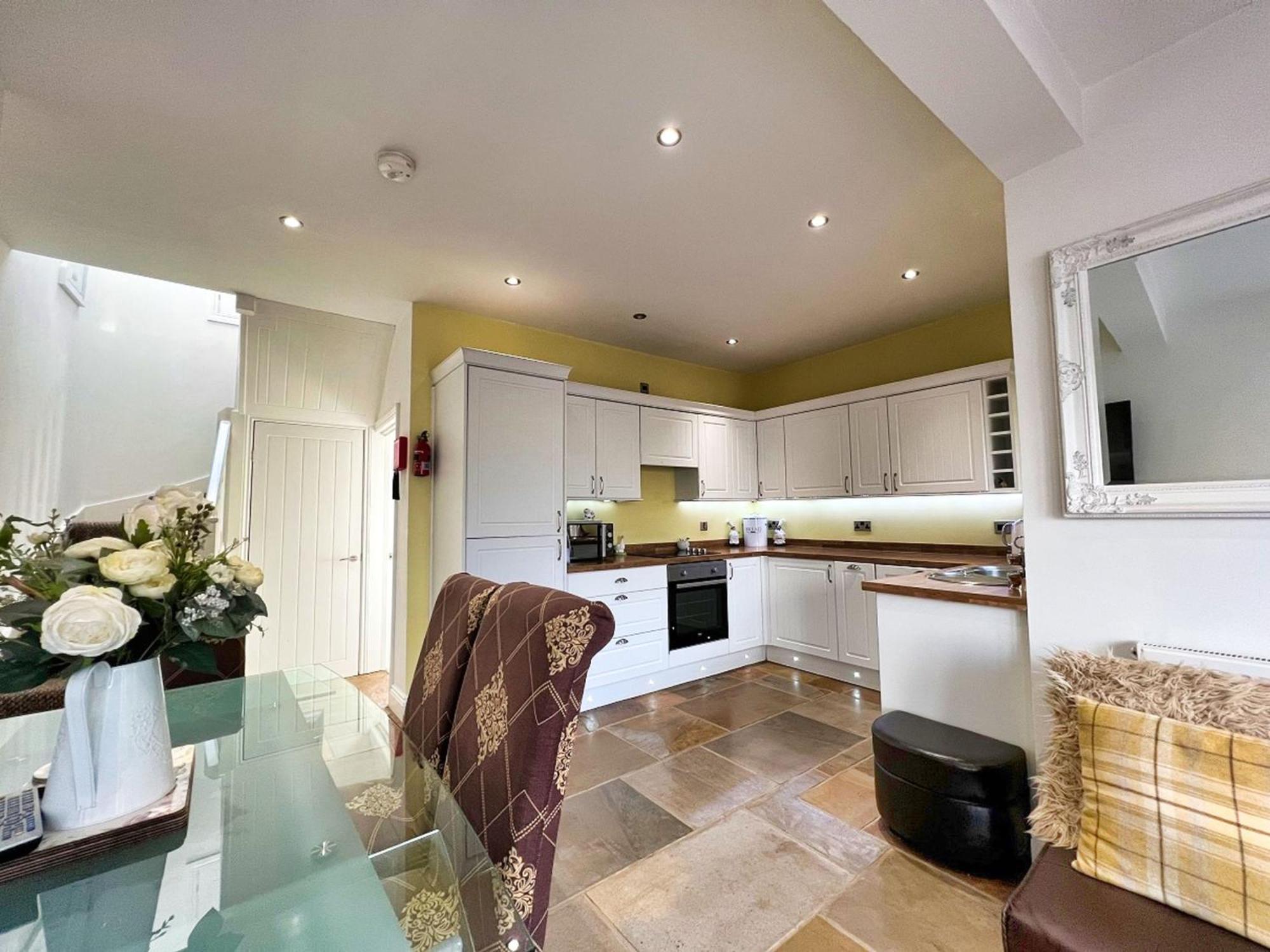 3 Bedrooms 2 Bath Balcony Garden Dogs Free Holiday home